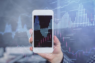 Erkeklerin el ele tutuşup dijital bir cihaz ve ön grafik çizimi kullanırken çift pozlama. Finansal piyasa kavramı.