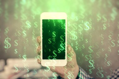 Erkeklerin el ele tutuşup dijital bir cihaz ve ön grafik çizimi kullanırken çift pozlama. Finansal piyasa kavramı.