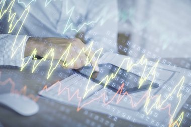 Erkeklerin el ele tutuşup dijital bir cihaz ve ön grafik çizimi kullanırken çift pozlama. Finansal piyasa kavramı.