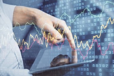 Erkeklerin el ele tutuşup dijital bir cihaz ve ön grafik çizimi kullanırken çift pozlama. Finansal piyasa kavramı.