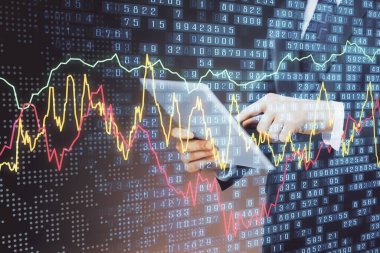 Erkeklerin el ele tutuşup dijital bir cihaz ve ön grafik çizimi kullanırken çift pozlama. Finansal piyasa kavramı.