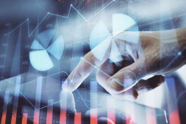 Erkeklerin el ele tutuşup dijital telefon ve forx grafik çizimleri kullanırken birden fazla pozlama. Finansal piyasa kavramı.