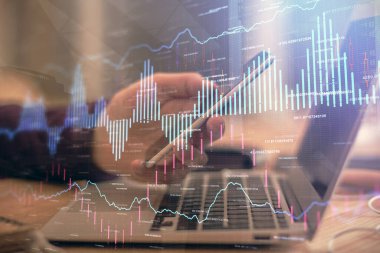 Bir adamın elini tutarken ve bir telefon ve finansal grafik çizimi kullanırken çift pozlama. Analiz kavramı.