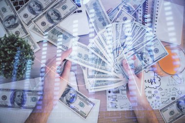 Finansal grafiğe çoklu pozlama hologram, Amerikan dolarları ve insan eli. Analiz kavramı.