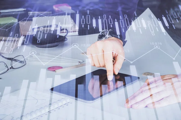 Erkeklerin el ele tutuşup dijital bir cihaz ve ön grafik çizimi kullanırken çift pozlama. Finansal piyasa kavramı.