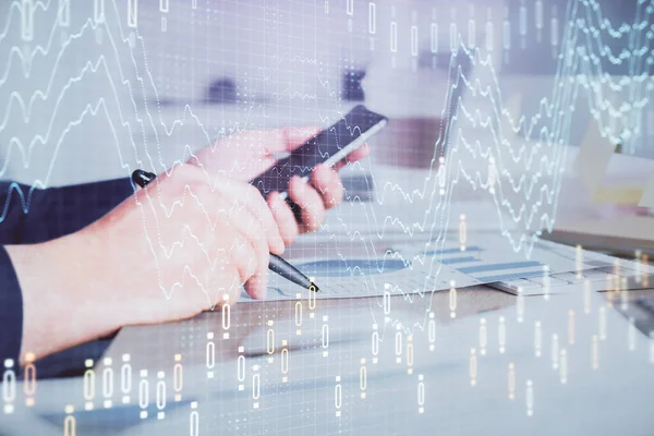 Doppelbelichtung der Hände beim Halten und Benutzen einer Telefon- und Finanzgrafik. Analysekonzept. — Stockfoto