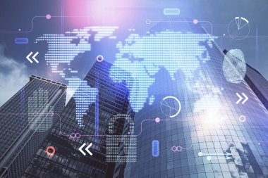 Şehir görünümünde harita ve veri temalı hologram ile gökdelenler arka planda çift pozlama. İş kavramında uluslararası teknoloji.