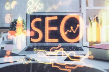 Bilgisayar ve seo çizim hologramı olan bir masanın çifte görüntüsü. Arama optimizasyon kavramı.