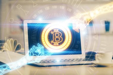 Engelleme zincirine ve kripto ekonomi temalı holograma ve bilgisayar arkaplanlı masaya çoklu maruz kalma. Bitcoin kripto para kavramı.