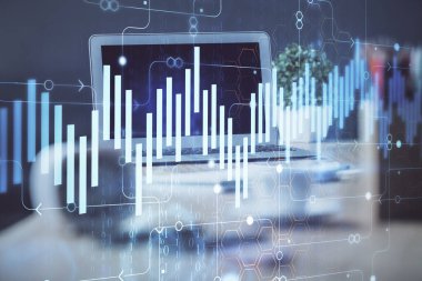 Masası ve kişisel bilgisayarı olan borsa grafiği. Çoklu maruz kalma. Mali analiz kavramı.