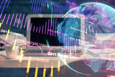 Grafik ve finansal bilgilere ve bilgisayar geçmişi olan çalışma alanına çoklu maruz kalma. Uluslararası çevrimiçi ticaret kavramı.