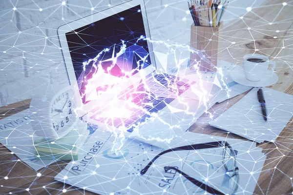 Dubbel exponering av skrivbordet med dator och hjärna ritning hologram. Begreppet artificiell intelligens. — Stockfoto