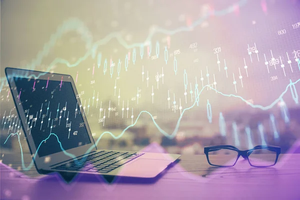 Holograma gráfico del mercado Forex y antecedentes personales de la computadora. Doble exposición. Concepto de inversión. —  Fotos de Stock