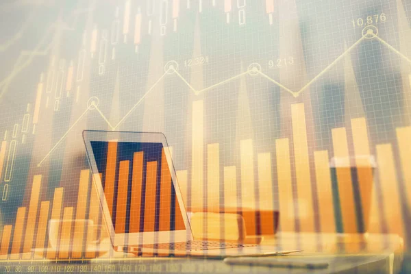 Holograma gráfico del mercado Forex y antecedentes personales de la computadora. Exposición múltiple. Concepto de inversión. — Foto de Stock