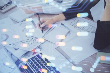 Veri teknolojisi hud 'u ile arka plana el yazıları yazan kadınların çifte pozu. Büyük veri kavramı.