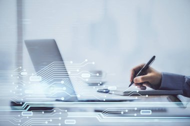 Teknoloji temalı hologramı olan bilgisayar geçmişi olan bir iş adamı. Yüksek teknoloji kavramı. Çoklu pozlama.