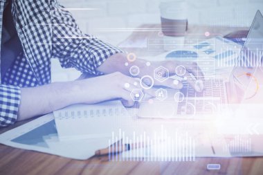 Teknoloji temalı dizüstü bilgisayarla çalışan bir iş adamı. Büyük veri kavramı. Çift pozlama.