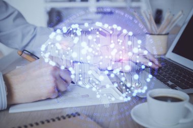 Adam klavyede beyin hologramıyla yazı yazıyor. Büyük Data kavramı. Çift pozlama.