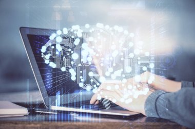 Adam klavyede beyin hologramıyla yazı yazıyor. Büyük Data kavramı. Çift pozlama.