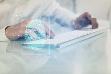 Arka planda bilgisayar üzerinde çalışan iş adamı ile parmak izi hologramı. Güvenlik kavramı. Çift pozlama.