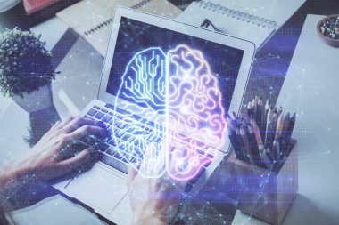 Beyin temalı hologramı olan bilgisayar geçmişi olan bir iş adamı. Beyin fırtınası kavramı. Çoklu pozlama.