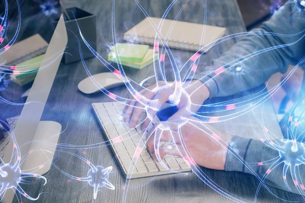 Hologramme neuronal avec l'homme travaillant sur ordinateur en arrière-plan. Concept d'éducation. Double exposition. — Photo