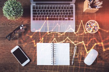 Borsa grafiği ve masa arkasındaki en üst görünüm bilgisayarı. Çoklu maruz kalma. Finansal eğitim kavramı.