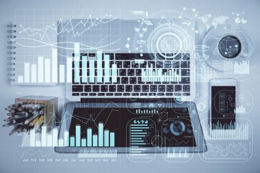 Borsa tablosu ve masa arkasındaki en iyi görüntü bilgisayarı. Çoklu maruz kalma. Mali analiz kavramı.