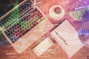 Finans piyasası grafiği ve masaüstü bilgisayarının üst görüntüsü. Çifte maruziyet. Yatırım kavramı.