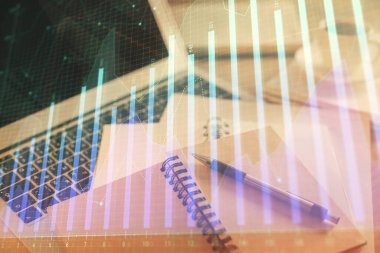 Finans şeması çizimine ve masaüstüne kahve ve masa arkasında eşyalar ile çifte pozlama. Önx piyasa ticareti kavramı