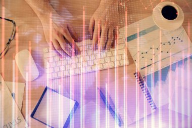 Erkeklerin ellerinin bilgisayar klavyesini ve forx grafik hologramını yazarken çoklu pozlama. Üst Manzara. Finans piyasası kavramı.