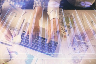 Kadın ve erkeğin birlikte çalıştığı çoklu pozlama ve grafik hologramı çizimi. Finansal analiz konsepti. Bilgisayar arkaplanı. Üst Görünüm.