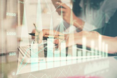 Bilgisayarda ve finansal grafik hologramında yazı yazan kadın ellerine çoklu maruz kalma. Borsa analizi kavramı.