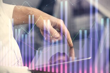 Erkeklerin el ele tutuşup dijital bir cihaz ve ön grafik çizimi kullanırken çift pozlama. Finansal piyasa kavramı.