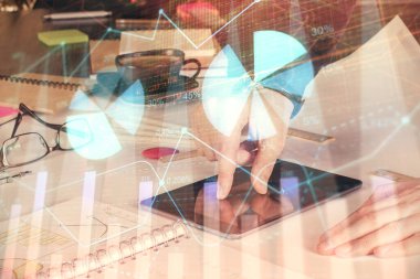 Erkeklerin el ele tutuşup dijital bir cihaz ve ön grafik çizimi kullanırken çift pozlama. Finansal piyasa kavramı.