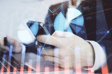 Erkeklerin el ele tutuşup dijital telefon ve forx grafik çizimleri kullanırken birden fazla pozlama. Finansal piyasa kavramı.