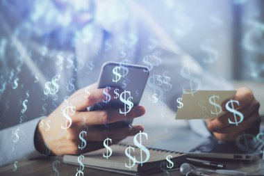 Bir adamın elini tutarken ve bir telefon ve finansal grafik çizimi kullanırken çift pozlama. Analiz kavramı.
