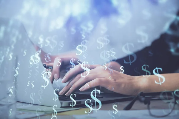 Multi exposición de las manos de la mujer escribiendo en el dibujo del holograma de la computadora y del gráfico financiero. Concepto de análisis bursátil. — Foto de Stock