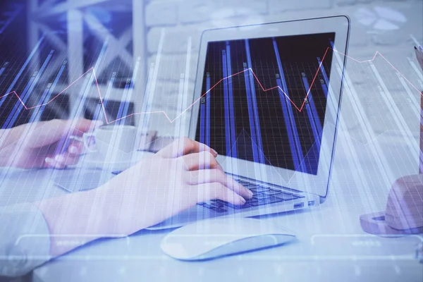 Doble exposición de las manos de la mujer escribiendo en la computadora y el dibujo del holograma gráfico de divisas. Concepto de análisis bursátil. — Foto de Stock