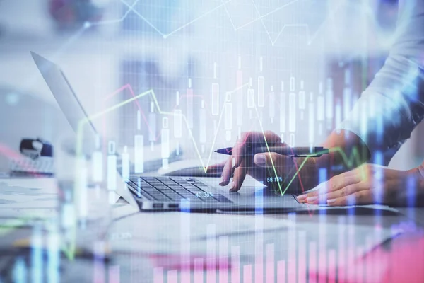 Doble exposición de las manos de la mujer escribiendo en la computadora y el dibujo del holograma gráfico de divisas. Concepto de inversión bursátil. — Foto de Stock