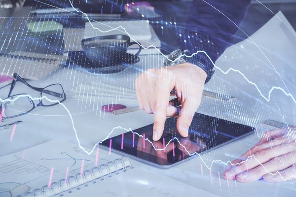 Doppelbelichtung von Menschenhänden, die ein digitales Gerät und eine Forex-Graphenzeichnung halten und verwenden. Finanzmarktkonzept. — Stockfoto