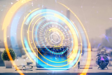 Bilgisayar, teknoloji temalı hologramla birlikte ofiste. Çifte maruziyet. Teknoloji kavramı.