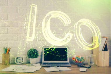 Engelleme zincirine ve kripto ekonomi temalı holograma ve bilgisayar arkaplanlı masaya çoklu maruz kalma. Bitcoin kripto para kavramı.