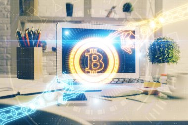 Engelleme zincirine ve kripto ekonomi temalı holograma ve bilgisayar arkaplanlı masaya çoklu maruz kalma. Bitcoin kripto para kavramı.