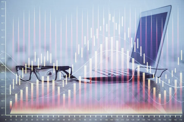 Gráfico de mercado de ações em segundo plano com mesa e computador pessoal. Exposição múltipla. Conceito de análise financeira. — Fotografia de Stock