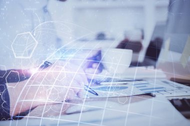 Çoklu pozlama küresel ağ tema simgelerine sahip bir adam.