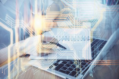 Dünya haritası hologramı ve veri tema simgeleriyle notlar alan ellerin çifte pozlanması. Uluslararası ağ verilerinin kavramı.