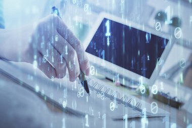 Dijital kodlama simgeleriyle notlar alan ellere çift pozlama. Bilgisayar öğrenme kavramı.