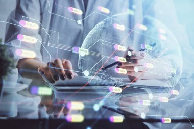 Dünya haritası hologramı ve veri tema simgeleriyle notlar alan ellerin çifte pozlanması. Uluslararası ağ verilerinin kavramı.