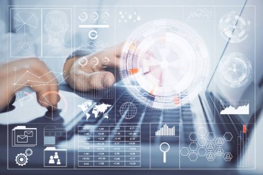 Teknoloji temalı hologramı olan bilgisayar geçmişi olan bir iş adamı. Büyük veri kavramı. Çift pozlama.